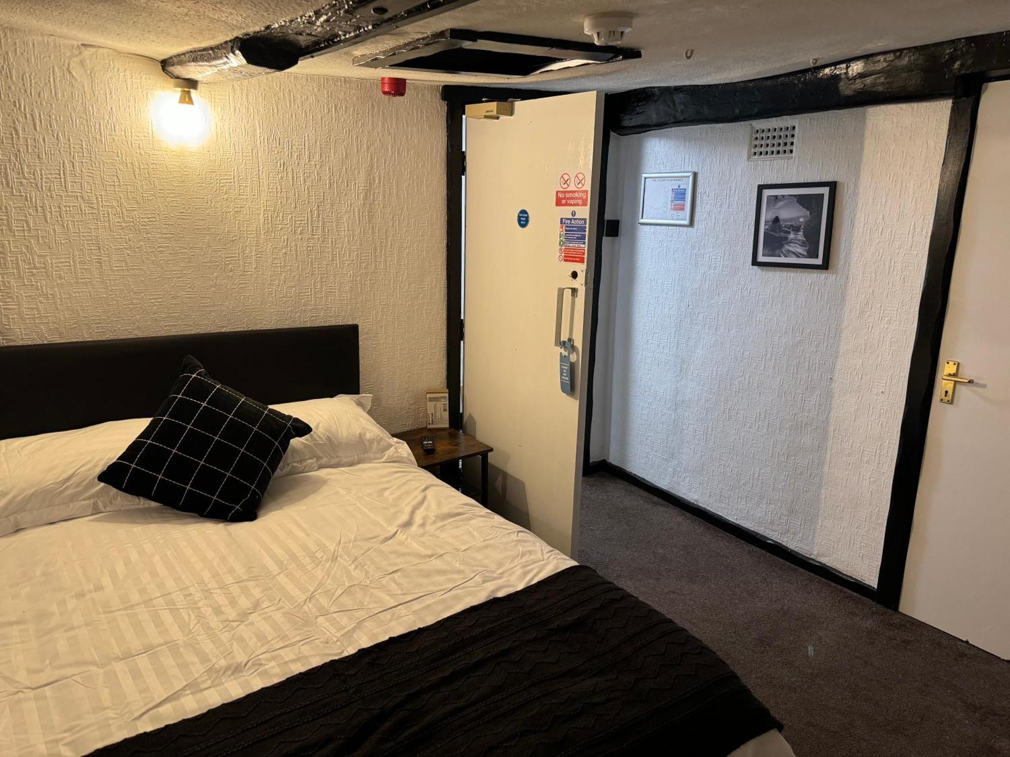 Ye Olde Black Cross Bed & Breakfast *